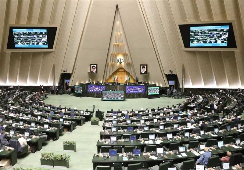 نمایندگان مجلس لباس سپاه به تن کردند