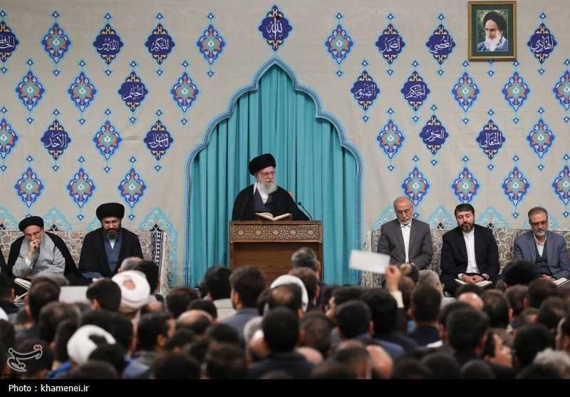 ایستاده با قرآن